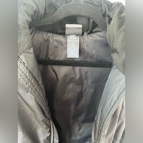 Lightweight Puffer Vest perfect for keeping warm on your outdoor adventures! - Picture 5 of 7